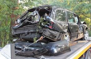 Polizei Minden-Lübbecke: POL-MI: PKW überschlägt sich, Fahrer schwer verletzt