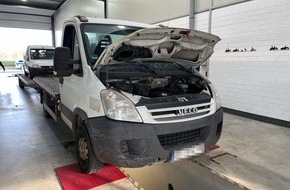 Polizei Mettmann: POL-ME: 56 zum Teil gravierende M&auml;ngel und ein fehlendes Rad: Polizei zieht schrottreifen Autotransporter aus dem Verkehr - 2601065