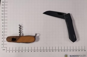 Bundespolizeidirektion Sankt Augustin: BPOL NRW: Bedrohung im RE 3: Bundespolizei stellt mehrere Messer sicher und nimmt einen Mann in Gewahrsam!