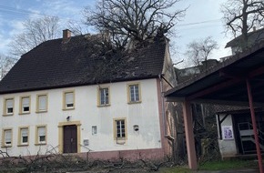 Polizeipräsidium Westpfalz: POL-PPWP: Baum stürzt in unbewohntes Gebäude
