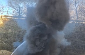 Feuerwehr Grevenbroich: FW Grevenbroich: Zwei Verletzte bei Brand in Bergbaubetrieb Zahlreiche Feuerwehrkr&auml;fte im Einsatz