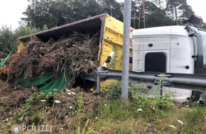 Polizeipräsidium Westpfalz: POL-PPWP: Lkw kippt im Kreisel um - Autobahnanbindung blockiert