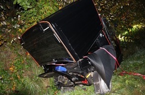 Kreispolizeibehörde Herford: POL-HF: Auffahrunfall - Kastenwagen rutscht in Straßengraben