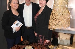 Swarovski Wien - d. swarovski tourism services gmbh: Swarovski Wien zeigt "Working Girls" von Almyra Weigel: Arbeitskleidung als Kunstform - BILD