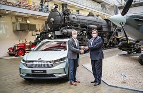 Skoda Auto Deutschland GmbH: Erster in Tschechien hergestellter ŠKODA ENYAQ iV an Technisches Nationalmuseum übergeben