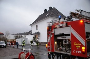 Feuerwehr der Stadt Arnsberg: FW-AR: Arnsberger Feuerwehr hat Rußbrand im Kamin schnell im Griff