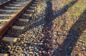 Polizeipr&auml;sidium Nordhessen: POL-KS: Ins Gleisbett gefahren und Sensoren f&uuml;r Bahnschranke besch&auml;digt: Ermittler fahnden nach unbekanntem Verursacher