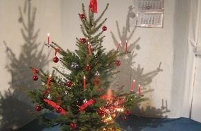 Landesfeuerwehrverband Schleswig-Holstein: FW-LFVSH: Feuerwehr warnt: Christbäume brennen schneller als man denkt