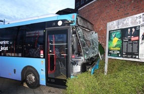 Polizei Aachen: POL-AC: Bus prallt gegen Hauswand - mehrere Verletzte