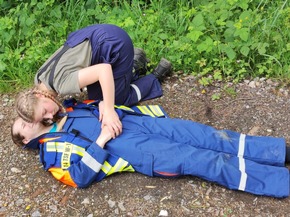 FW-AR: Jugendfeuerwehr trainiert Einsatzrealität