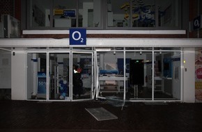 Polizei Coesfeld: POL-COE: Dülmen, Marktstraße / Auto fährt in O2 Shop - Zeugen gesucht!