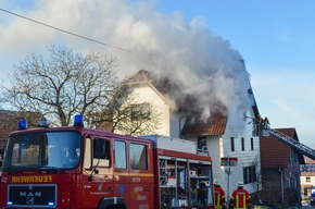 KFV-CW: Kaminbrand dehnt sich zum offenen Dachstuhlbrand aus. Bewohner konnten sich selbst retten.
