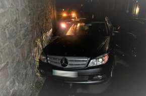 Polizei Hagen: POL-HA: Mercedes bleibt nach Unfall zwischen einer Mauer und einem geparkten Auto stecken