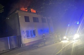 Kreisfeuerwehr Rotenburg (Wümme): FW-ROW: Dachstuhl brennt in voller Ausdehnung