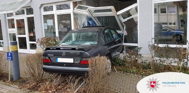 Polizeiinspektion Göttingen: POL-GÖ: (146/2018) Vermutlich Gas mit Bremse verwechselt - Seniorin fährt mit PKW in Fenster einer Bankfiliale in Adelebsen, niemand verletzt