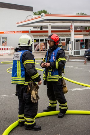 FW-MK: Turbulenter Wochenstart für die Feuerwehr Iserlohn