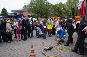 Feuerwehr Mettmann: FW Mettmann: Offene Türen bei der Feuerwehr Mettmann mit großem Oldtimer-Korso durch die Innenstadt