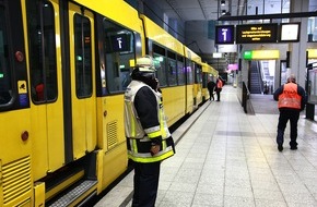 Feuerwehr Essen: FW-E: U-Bahn-Zug qualmt im Bereich der Antriebssteuerung, U-Bahnhof Rathaus geräumt
