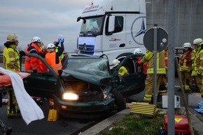 POL-STD: 43-jährige Autofahrerin bei Verkehrsunfall in Stade schwer verletzt