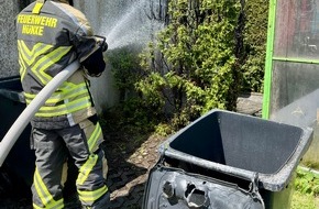 Freiwillige Feuerwehr Hünxe: FW Hünxe: Heckenbrand gegenüber der Feuerwache