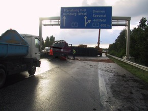 POL-WL: Sattelzug prallt gegen Schilderbrücke, Fahrer schwer verletzt