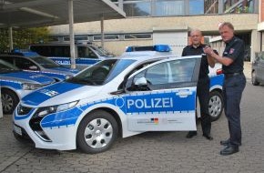 Polizeiinspektion Hildesheim: POL-HI: Startschuss für E-Mobilität in der Polizeiinspektion Hildesheim  gefallen - Erster Opel Ampera  wird im Stadtgebiet zum Einsatz kommen.