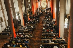 Polizei Hagen: POL-HA: Benefizkonzert des Landespolizeiorchesters in der Marienkirche war ein voller Erfolg - Rund 5.000 Euro für ambulanten Kinder- und Jugendhospizdienst der Caritas gespendet