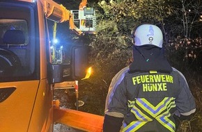 Freiwillige Feuerwehr Hünxe: FW Hünxe: Ausleuchten nach Sturmschaden - Unterstützung des Gemeindebauhofs