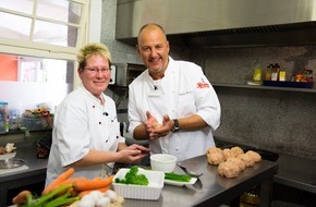 Kabel Eins: Schätzelein! Sternekoch! Gastro-Gott! Frank Rosin weist den rechten Weg - in neuen Folgen von "Rosins Restaurants" ab Dienstag, 10.02.2015, um 20:15 Uhr bei kabel eins