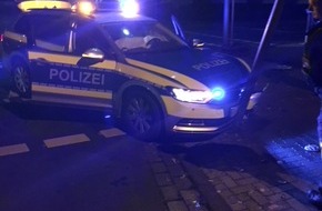 Polizeiinspektion Göttingen: POL-GÖ: (610/2017) Unfall auf dem Weg zum Soforteinsatz - Drei Menschen bei Zusammenstoß zwischen Funkstreifenwagen und VW Caddy leicht verletzt
