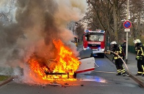 Feuerwehr Moers: FW Moers: PKW brennt nach Auffahrunfall
