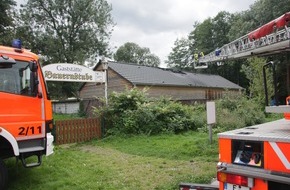Feuerwehr Essen: FW-E: Feuer in einem ehemaligen Bootsschuppen neben der Gaststätte Bauernstuben