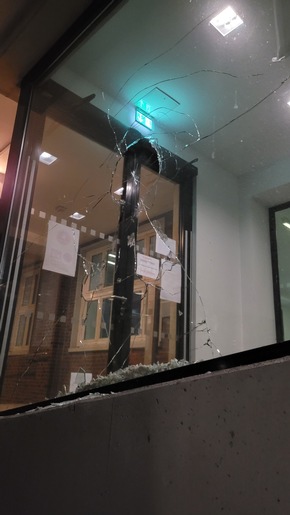 Polizeiinspektion Wilhelmshaven/Friesland: POL-WHV: Sachbeschädigung an einem Polizeigebäude in Wilhelmshaven (FOTO) - 27-Jähriger bedrohte die Beamten und wurde in der Folge in eine psychiatrische Einrichtung gebracht