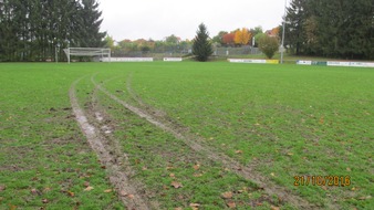 Polizeiinspektion Hildesheim: POL-HI: Fahrerrüpel zerstört Sportplatz des VfB Bodenburg