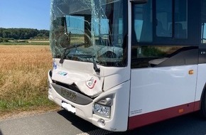 Polizeipräsidium Mittelhessen - Pressestelle Wetterau: POL-WE: Bus fährt auf Sattelschlepper auf in Butzbach