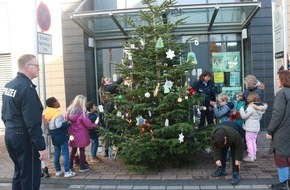 Kreispolizeibehörde Euskirchen: POL-EU: Kinder der OGS schmückten Weihnachtsbaum