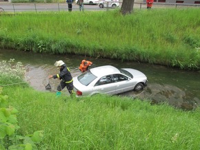 FW-D: Auto in der Düssel