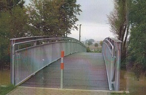Polizeiinspektion Hildesheim: POL-HI: Edelstahlhandläufe der Innerstebrücke "Rother Stein" gestohlen.