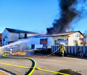 FW Kamen: Werkstattbrand mit erheblichen Folgen