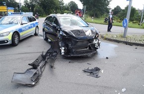 Kreispolizeibehörde Herford: POL-HF: Zusammenstoß im Kreuzungsbereich- Hocher Sachschaden