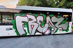 Polizeidirektion Montabaur: POL-PDMT: Sachbeschädigung durch Graffiti an geparktem Linienbus