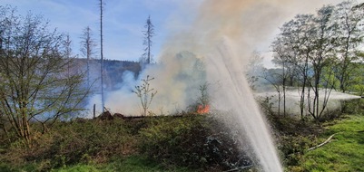 FW-GL: Waldbrand im Stadtteil Bärbroich von Bergisch Gladbach