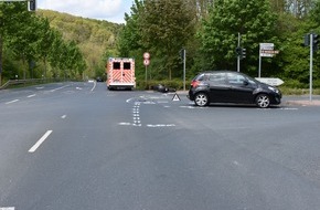Polizeiinspektion Hildesheim: POL-HI: Kollision zwischen Pkw und Krad - Kradfahrer verletzt