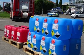 Freiwillige Feuerwehr Reichenau: FW Reichenau: Gefahrgutunfall - LKW verliert Salpetersäure