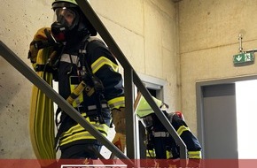 Feuerwehr Leverkusen: FW-LEV: Brand Hallendach