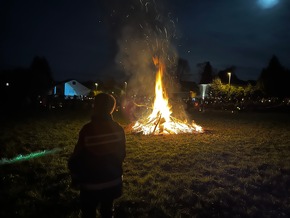 FW Hennef: Feuerwehr Hennef unterstützt Martinszüge