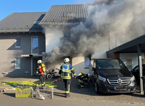 KFV Bodenseekreis: Wohnungsvollbrand durch explodierten Fahrrad-Akku - Mehrere Verletzte in Unteruhldingen