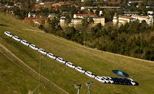 Skoda Auto Deutschland GmbH: IIHF Eishockey-WM 2012 - SKODA Fahrzeuge bilden den 'größten Eishockey-Schläger der Welt' (BILD)