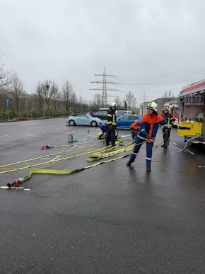 FW Dinslaken: Feuerwehr Dinslaken: Nachwuchs fit f&uuml;r den Einsatzdienst gemacht
