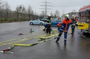Feuerwehr Dinslaken: FW Dinslaken: Feuerwehr Dinslaken: Nachwuchs fit f&uuml;r den Einsatzdienst gemacht